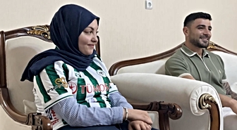 Konyasporlu futbolcular, omurilik kanseri tedavisi gören taraftarları Sude'yi ziyaret etti