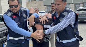Samsun'da husumetlisi zannettiği boş araca kurşun yağdırdı! Genç şüpheli yakalandı