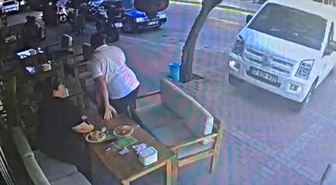 Minibüs kontrolden çıkıp kafeye daldı! Kadın müşterinin ölümden saniyelerle kurtulduğu anlar kamerada