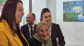 Zonguldak'ta Şahinde Ermiş, Bob Ross'tan öğrendiği resimle 81 yaşında ikinci sergisini açtı