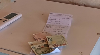Camide elektrikli motosikletini şarj eden gençlerden imama duygulandıran not: 45 lira bırakıp helallik istediler