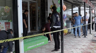 Eşini çalıştığı markette öldürüp aynı silahla intihar etti
