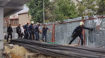 Fatih'te inşaattan düşen işçinin boynuna demir saplandı! Ağır yaralı kurtarıldı