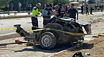 Kan donduran kaza! Otomobil ikiye bölündü, 2 ölü, 2 yaralı