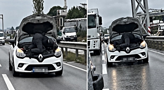 Trafikte akılalmaz görüntü! Seyir halindeki otomobilin motorunu tamir etti