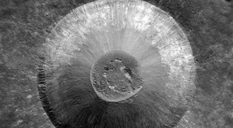 Ay'ın yüzeyinde 222 metrelik dev krater! NASA'nın uzay aracı yakın tarihin en büyük çarpmasını ortaya çıkardı