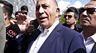 Gürsel Tekin görevine son verildi ama gitmiyor