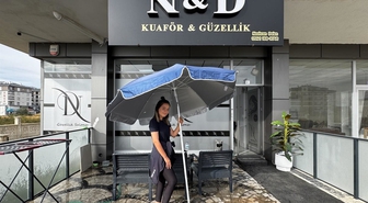 Şemsiyeyi kapatmak isteyen kuaför çalışanını rüzgar sürükledi! Aksaray'daki o anlar kamerada