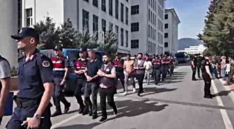 Denizli'de 3 milyonluk hırsızlığın şüphelileri yakalandı! Adliye önünde ailelerinden ağır tepki gördüler