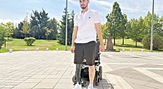 Pençe-Kilit harekatında sağ bacağını kaybeden gazi protezle ayağa kalktı! Motosiklet kullanıp köy okullarında çocuklarla buluşuyor