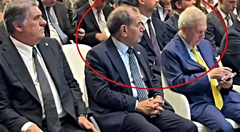 Dursun Özbek, gözünü Aziz Yıldırım'ın telefonundan ayırmadı