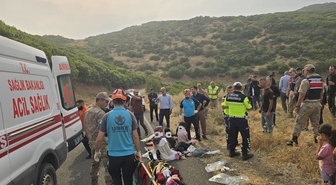 Bingöl'de yolcu minibüsü şarampole devrildi! Araçtaki 10 kişi yaralandı, UMKE bölgeye sevk edildi