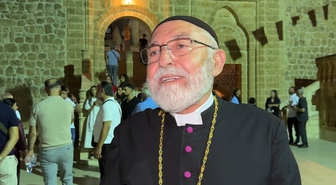 Kıbrıs gazisi Süryani papaz Habib Önder, kolundaki 2 şarapnel parçasıyla Mor Gabriel'de ayin yönetti