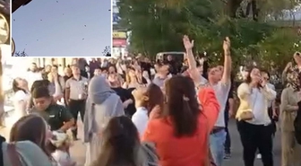 Klip çekiminde binadan para atıldı, vatandaşlar kapıştı
