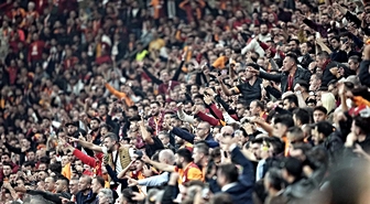 Galatasaray'ın iki yıldızı taraftarın gazabından kurtulamadı