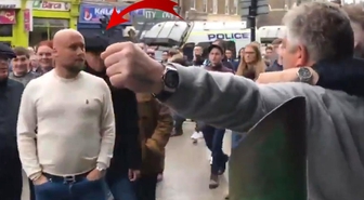 Tahrik edildi, dayanamadı! Tek yumrukla yere serdi