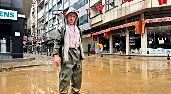 Rize'de sular çekilmeye başladı, zarar ortaya çıktı! İyidere ve Pazar'da iş yerlerinde temizlik sürüyor