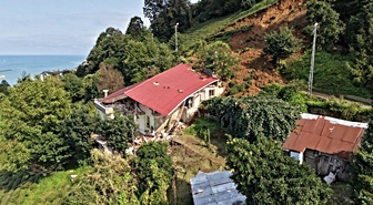 Rize'de heyelan alarmı! Pazar'da 40 civarı ev tahliye edildi, toprak altında kalan evden 6 kişi son anda kurtuldu