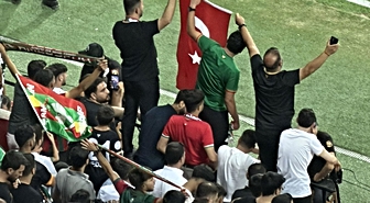 Amedspor tribünlerinde anlamlı görüntüler
