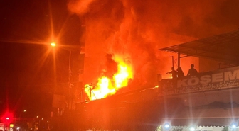 İzmir'de fırının bacası temizlenirken yangın çıktı! Kıvılcım çatı katındaki odunlara sıçradı