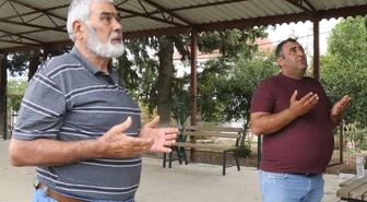Aksu'da vefat edenlerin fotoğrafları 8 yıldır köy meydanında duvara asılıyor