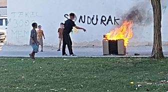 Şanlıurfa'da çocuklar sokağa bırakılan koltuğu ateşe verdi, sakinler tepki gösterdi