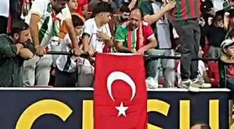 Amedspor tribünlerinde Türk bayrakları dalgalandı