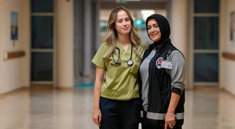Doğdukları hastanede doktor oldular! Biri laborant babasıyla, diğeri güvenlik görevlisi annesiyle aynı çatı altında