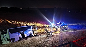 İstanbul-Ağrı seferini yapan otobüs bariyerlere çarpıp şarampole uçtu! Amasya'da 24 kişi yaralandı