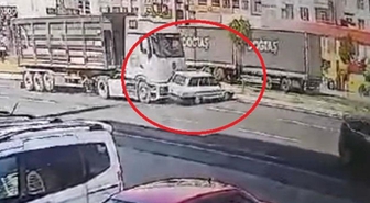 Kayseri Melikgazi'de tırla çarpışan otomobil takla attı, sürücü burnu kanamadan çıktı
