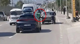 Trafikte kalan otomobilin imdadına motokurye yetişti! İlginç yöntem kamerada