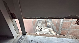 Zeytinburnu'nda kentsel dönüşüm kabusu! Yıkım bitişik apartmanın duvarlarını indirdi, çocuk 5 dakikayla kurtuldu