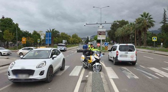 Samsun'da annesiyle yaya geçidinden geçen 6 yaşındaki çocuğa motosiklet çarptı! Kasksız sürücü olay yerinden kaçtı