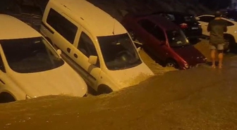 Ankara'da sağanak hayatı olumsuz etkiledi: Keçiören'de çöken yol araçları yuttu