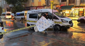 Gaziosmanpaşa'da iş yerinin önüne el yapımı patlayıcı bırakıldı! Camı kıramayan 2 şüpheli kaçtı