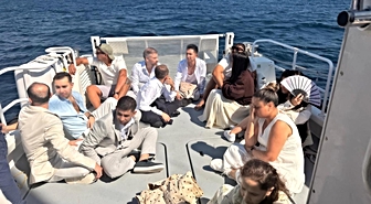 Muğla'da göçmenleri taşıyan yelkenli durduruldu! Dikkat çekmemek için şık giyinmişler
