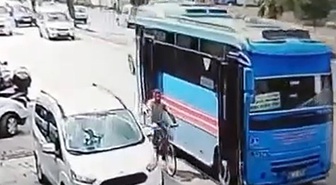 Adana'da otobüsün açık kapısı bisikletliye çarptı! Şoför durmadan yoluna devam etti