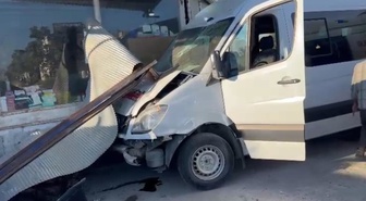 Kontrolden çıkan içi servisi dükkana daldı! 10 yaralı