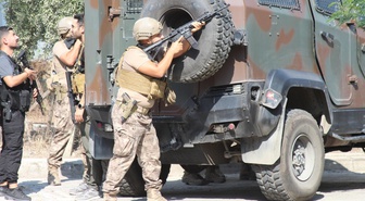 Nefes kesen operasyon anları kamerada! Cezaevi firarisi polise el bombasıyla karşılık verdi, böyle yakalandı