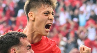 Hakan Çalhanoğlu 10 numarayı Arda Güler'e bıraktı
