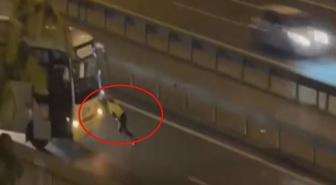 Kadın trafik polisi arızalanan midibüsü tek başına itti