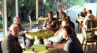 Yıldız golcü yıllar sonra İstanbul'da! Kahvehanede oturup kivi içti