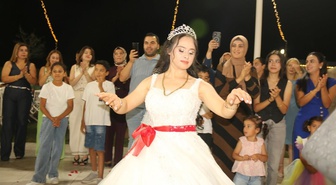 29 yaşındaki Down sendromlu Pınar'ın gelinlik hayali gerçek oldu! Konvoyla geldi, pasta kesti