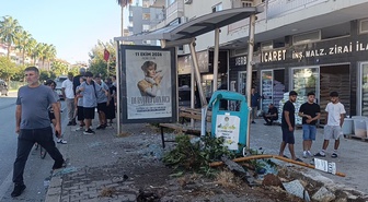 Alanya'da dehşet anları kamerada! Yayaya çarpan otomobil, karı kocanın beklediği durağa daldı