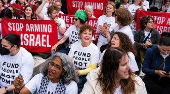 Ünlü oyuncu Susan Sarandon ve 103 kişi New York'ta Netanyahu protestosunda gözaltına alındı