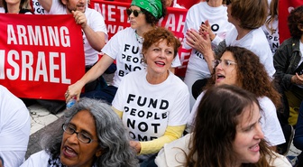 Ünlü oyuncu Susan Sarandon ve 103 kişi New York'ta Netanyahu protestosunda gözaltına alındı
