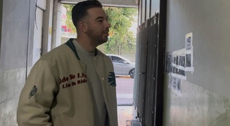 Pasaj kapısını tuvalet olarak kullandılar! Sabrı taşınca fotoğrafları duvara astı