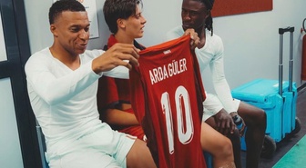 Bu fotoğrafın anlamı çok başka! Mbappe'nin Arda Güler'in formasına bakışına dikkat