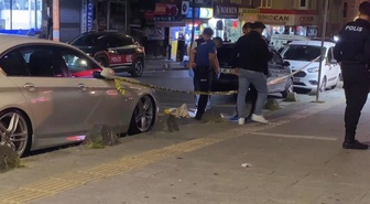 Esenler'de elinde bıçakla polise yürüdü! 'Dur' ihtarına uymayınca bacağından vuruldu