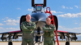 Türkiye ve İngiltere hava kuvvetleri komutanları kokpite geçti! Konya’da F-4’lerle havalandılar
